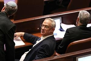 Gantz (midden) woensdag in de Knesset. beeld AFP