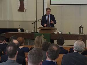 Dr. R. de Reuver (foto), prof. dr. E. van ’t Slot en dr. W. M. Dekker spraken donderdag in Bodegraven tijdens de viering van het 120-jarig jubileum van studentenvereniging Voetius over ”Wat betekent gereformeerd-zijn anno 2020?” beeld RD