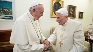 Benedictus (r.) en Franciscus. beeld NOS