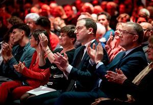 Politiek leider Lodewijk Asscher samen met Lilianne Ploumen (L) en Ahmed Aboutaleb (R) tijdens het jaarlijkse partijcongres van de PvdA. beeld ANP