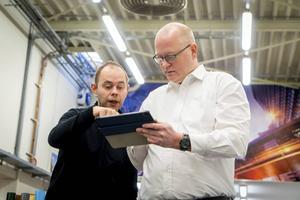 Energieadviseur Leendert Vreemann (r.) neemt het schilderbedrijf en reclamebedrijf van Korteland in Nieuw-Lekkerland onder de loep. beeld Cees van der Wal