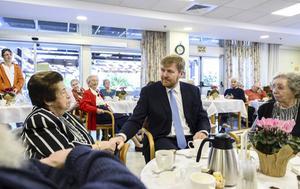 Koning Willem-Alexander in verzorgingshuis Beth Juliana met Annie Hollander, die hem het nummer liet zien dat in het concentratiekamp in haar arm is getatoeëerd. beeld ANP, Frank van Beek