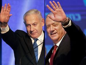 Benjamin Netanyahu (L) en zijn voormalige rivaal Benny Gantz. beeld AFP