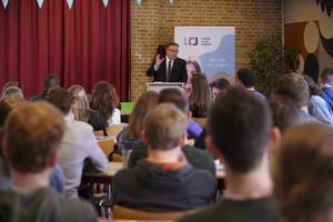 Het Landelijk Contact Jeugdwerk en Hervormd Jeugdwerk organiseerden afgelopen weekend een Bijbelstudieconferentie in Lage Vuursche. Zaterdag sprak ds. H. Polinder, christelijk gereformeerd predikant te Urk. beeld Klomp Creative