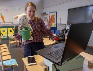 Kleuterjuf Marieke Cornet filmt haar uitleg, zodat haar leerlingen die thuis kunnen bekijken. Emma Bakker (voorpagina Accent) maakt van die mogelijkheid graag gebruik. beeld Dirk-Jan Gjeltema