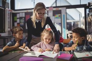We moeten kindgericht onderwijs dus niet verwarren met individualistisch onderwijs. Kindgericht onderwijs en het bouwen aan gemeenschapszin sluiten elkaar niet uit.  beeld iStock