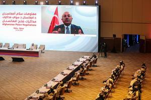 De Turkse minister van buitenlandse zaken Mevlüt Çavuşoğlu spreekt tijdens de opening van de onderhandelingen tussen de Afghaanse regering en de Taliban. beeld AFP, Karim Jaafar