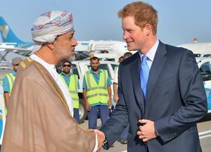 Haitham al-Said (links), de nieuwe sultan van Oman, tijdens een eerdere ontmoeting met de Britse prins Harry. beeld AFP