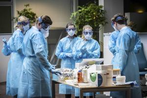 Een laboratorium in het Universitair Medisch Centrum Groningen. Hier is voldoende materiaal aanwezig om –op het huidige niveau– tot minstens de zomer te kunnen testen op corona. beeld ANP, Kees van de Veen