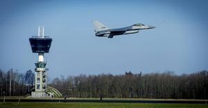 „Soms moet er stevig gevochten worden. Daar zijn onze strijdkrachten ook bij uitstek voor bedoeld. Met de inzet van F-16’s opereerde Nederland in het hogere gewelds-spectrum.” beeld ANP, Robin van Lonkhuijsen