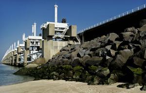 We hebben nu, vanwege de stijgende zeespiegel, een Deltaplan dat vooruitblikt tot het jaar 2200. Foto: Oosterscheldekering. beeld ANP, Koen van Weel