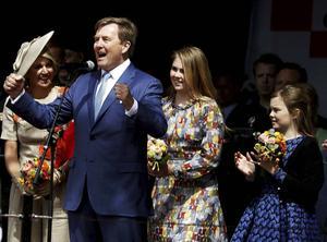 Nederland in onbezorgder tijden, op de Koningsdag vorig jaar in Amersfoort. Nu dit jaar het festijn niet doorgaat, broeden oranjeverenigingen op alternatieven.  beeld ANP, Remko de Waal