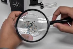 In zee gevonden microplastic. beeld AFP