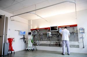 Een medewerker treft voorbereidingen in een extra intensivecarekamer in het Tergooi ziekenhuis in Hilversum.  beeld ANP, Sem van der Wal