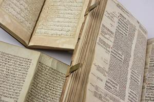 Heilige geschriften: De Bijbel, de Koran en de Thora.  beeld Marco Sweering