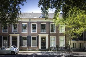 Vliegtuigpionier Anthony Fokker woonde met zijn ouders jarenlang aan de Kleine Houtweg 65 in Haarlem. Hij werd beroemd doordat hij op 1 september 1911 met de Spin rond de Sint Bavokerk vloog. Fokker woonde enige tijd in Duitsland en later een lange periode in Amerika. beeld RD, Henk Visscher