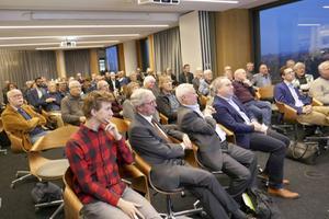 RD-hoofdredacteur Steef de Bruijn (vooraan, 2e van l.) sprak zaterdag in Amsterdam bij de presentatie van het boek '’Genot en gebod”. Rechts naast hem zitten prof. Rinse Reeling Brouwer, dr. John Exalto en dr. Bart Wallet. beeld RD