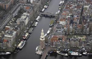 Luchtfoto van vrijwel lege straten in het centrum van Amsterdam. De hoofdstad is stilgevallen door de coronacrisis. ANP, Robin van Lonkhuijsen