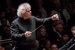 Dirigent Sir Simon Rattle. beeld Ronald Knapp