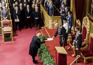 De Noorse premier Erna Solberg overhandigde koning Harald V in 2018 de troonrede tijdens de opening van het parlementair jaar. Dit jaar moest de vorst verstek laten gaan. beeld EPA, Berit Roald