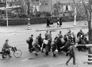 Razzia. Mensenroof. Rotterdam op 10 en 11 november 1944. Vrouwen en kinderen bleven achter, een hele hongerwinter lang. beeld H. F. Grimeyer