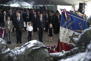 De Franse premier Emmanuel Macron (r.) en de Israëlische premier Benjamin Netanyahu (l.) herdenken in 2017 in Parijs de grote razzia naar het Veledrome d’Hiver, dan 75 jaar geleden. beeld AFP, Kamil Zihnioglu