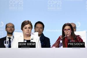 De top in Madrid komt niet uit de lucht vallen. Hij bouwt voort op de succesvolle klimaattop in Parijs (2015). Foto: voorzitter Carolina Schmidt (R) presenteert de resultaten van de top in Madrid. AFP, Oscar Del Pozo
