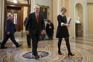 Na elf uur debatteren verliet Senaatsvoorzitter Mitch McConnell (m.) woensdag het Capitool. beeld EPA, Shawn Thew