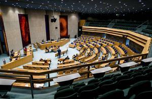 „De wet geeft alleen ”afgebakende bevoegdheden” aan het parlement.” Foto: plenaire zaal tijdens een debat in de Tweede Kamer over de ontwikkelingen rond het coronavirus. beeld ANP, Bart Maat