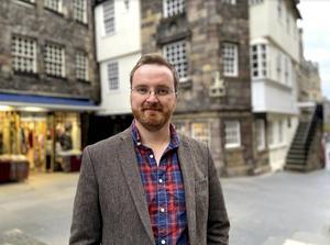 Dr. James Eglinton voor het John Knox House in Edinburgh. „Men leest Bavinck in Schotland met open ogen. Zijn leven was verbazend holistisch, waar veel van te leren is.” beeld RD
