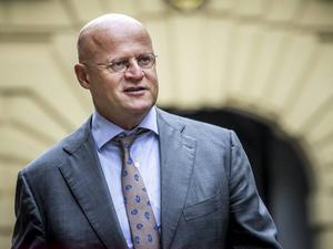 Het recente huwelijksfeestje van minister Grapperhaus, waar coronaregels niet altijd in acht werden genomen, blijft de bewindsman van Justitie en Veiligheid achtervolgen. Dinsdag dook een foto op waar hij gearmd staat met zijn schoonmoeder.  beeld ANP, Remko de Waal