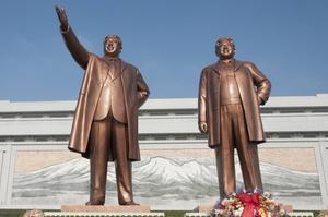 Standbeelden van Kim Il-sung en Kim Jung-il in Noord-Korea. beeld Wikimedia