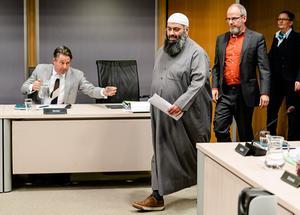 Imam Suhayb Salam (m.) bij het betreden van de verhoorzaal. beeld ANP, Bart Maat
