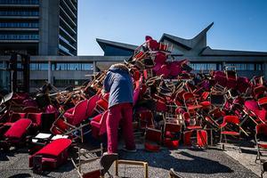 Protest bij de deur van het Brabantse provinciehuis, voorafgaand aan de installatie van het nieuwe College. beeld ANP