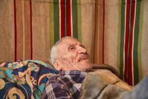 Pavel (80) heeft de dekens strak tegen zich aan.  beeld Jaco Klamer