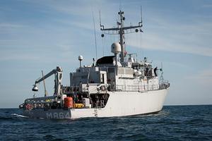 Mijnenjager van de Koninklijke Marine, in dit geval de Zr. Ms. Willemstad. Zusterschip Zr. Ms. Makkum heeft deze week vier door vissers gevonden explosieven op de Noordzee opgeruimd. beeld ANP, Evert-Jan Daniels