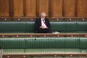 Oud-oppositieleider Jeremy Corbyn zit op de ‘achterbank’ nu opvolger Keir Starmer zijn taak heeft overgenomen. beeld EPA, Jessica Taylor