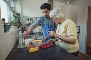 „We zullen nieuwe vormen van samenleven in wijken en gemeenschappen moeten bedenken, waarbij ouderen langer zelfstandig thuis kunnen wonen, door inzet van in-formele zorg.” beeld iStock