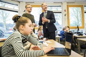 Minister Slob bezoekt tijdens de landelijke onderwijsstaking meerdere scholen. Hij gaat daar met leerkrachten in gesprek over de werkdruk en het lerarentekort. beeld ANP, Vincent Jannink