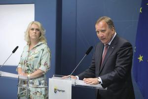 De Zweedse premier Stefan Löfven (r.) met minister van Sociale Zaken Lena Hallengren (l.). tijdens een persconferentie.  beeld AFP, Soren Andersson
