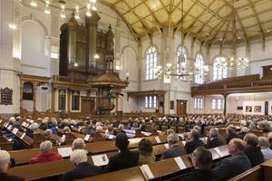 De tijd van massale kerkgang (foto: een bijeenkomst in de protestantse kerk aan de Loolaan in Apeldoorn in 2017) zal voorlopig niet terugkomen. Maar hoe overleeft de kerk de tweede golf? beeld RD, Henk Visscher