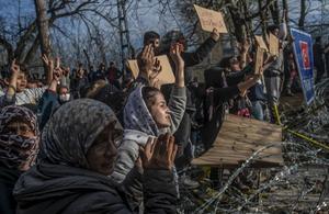 Duizenden migranten uit onder meer Syrië doen wanhopige pogingen om vanuit Turkije de grens met Griekenland over te steken. De Grieken houden de poort echter hermetisch gesloten.  beeld AFP, Bulent Kilic
