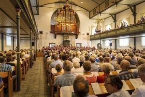 „In het zingen belijden wij schuld, beleven wij onze afhankelijkheid, aanbidden wij God.” Foto: samenzang in de Urker Bethelkerk. beeld RD, Henk Visscher
