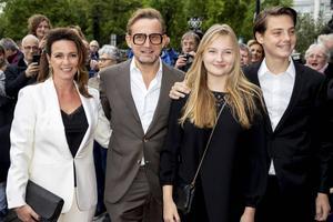 Isabella van Vollenhoven met broer Samuel en haar ouders prins Bernhard en prinses Annette in 2018 op het tachtigste verjaardagsfeest van Pieter van Vollenhoven in theater Figi in Zeist. beeld ANP, Patrick van Katwijk