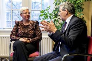 PvdA-Kamerlid Kirsten Van den Hul en haar SGP-collega Bisschop in gesprek over de grenzen van de onderwijsvrijheid.  beeld Cees van der Wal