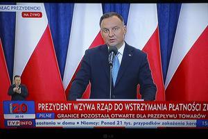 „Als de Poolse president Andrzej Duda op 10 mei wordt herkozen, wordt hij een ”corona-president” en mag niemand hem de hand schudden.” Foto: president Duda tijdens een persconferentie in Warschau vanwege de coronacrisis. beeld EPA, Rafal Guz
