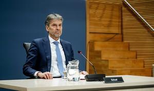 Dick Schoof (l.), hoofd van de Algemene Inlichtingen- en Veiligheidsdienst, werd maandagmorgen door een speciale commissie van de Tweede Kamer verhoord over illegale geldstromen vanuit het buitenland. De financiering van moskeeën in Nederland staat in het onderzoek centraal. beeld ANP, Robin van Lonkhuijsen