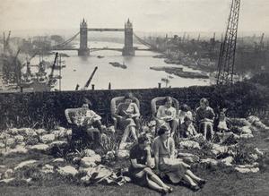 Het goede leven in Londen omstreeks 1937. De meeste Engelsen waren zich bewust van de schijnwereld waarin ze leefden, maar hielden er verwoed aan vast. beeld reddit