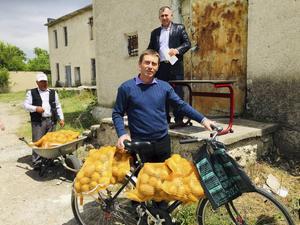 Een Moldavische voorganger die gemeenteleden bezoekt, neemt uit Nederland afkomstige aardappels voor hen mee. beeld stichting Movu-Moldova