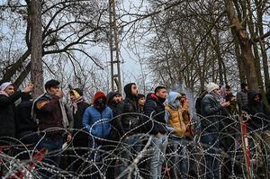 Immigranten wachten bij de Grieks-Turkse grens. beeld AFP